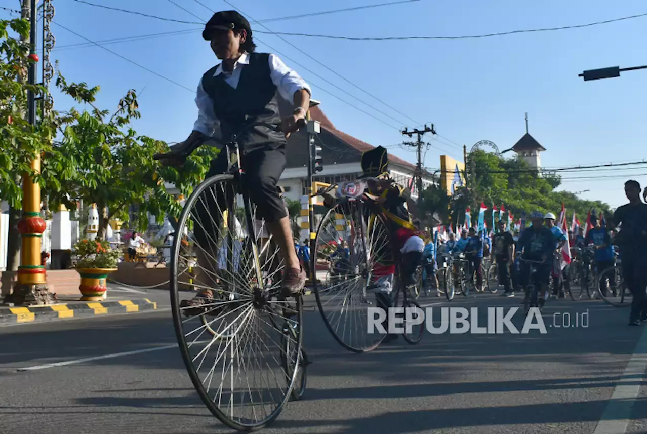 Uniknya Karnaval Sepeda Onthel Tua di Madiun |Republika Online