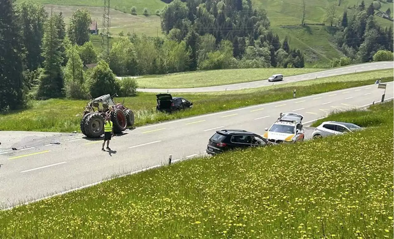 Heftige Kollision zwischen Traktor und Auto - Schweizer Bauer