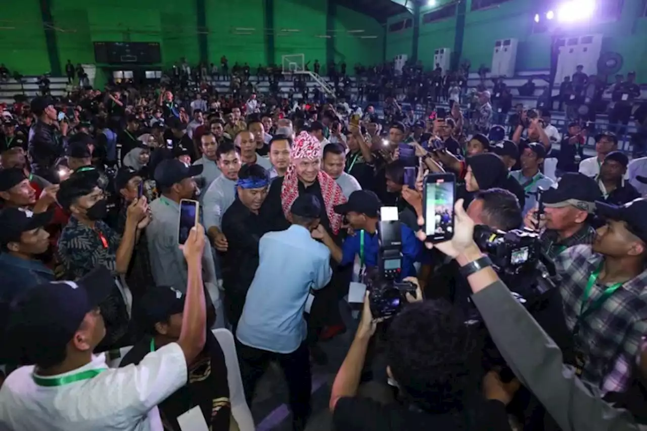 Hadir di Banten, Ganjar Disambut Ribuan Jawara hingga Pegiat Seni