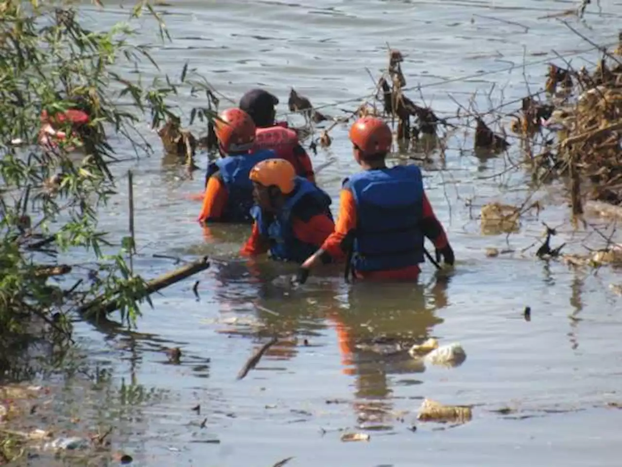 Kurangi Timbunan Sampah, Ratusan Orang Turun ke Sungai Bengawan Solo Wonogiri