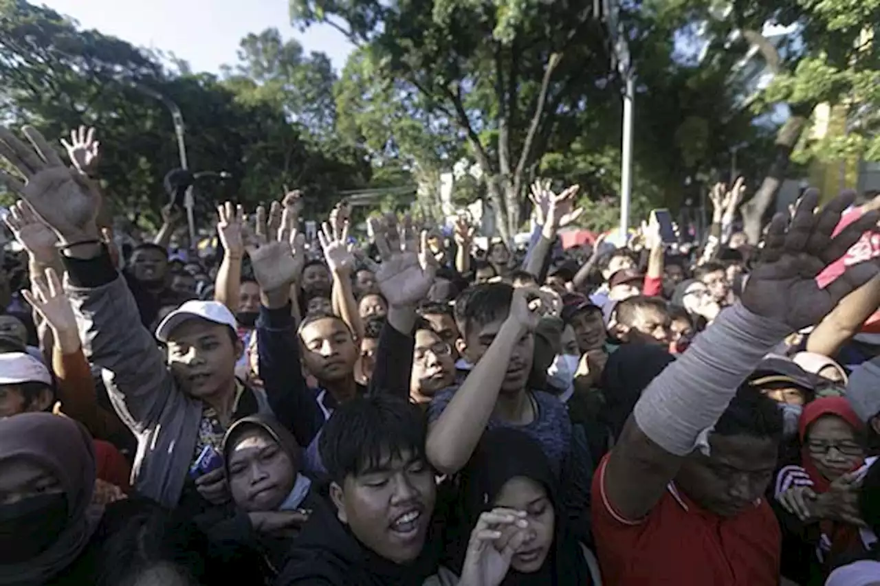 Momen Gibran Bareng Aerostreet Bagi-bagi Sepatu Gratis ke Pengunjung CFD Solo