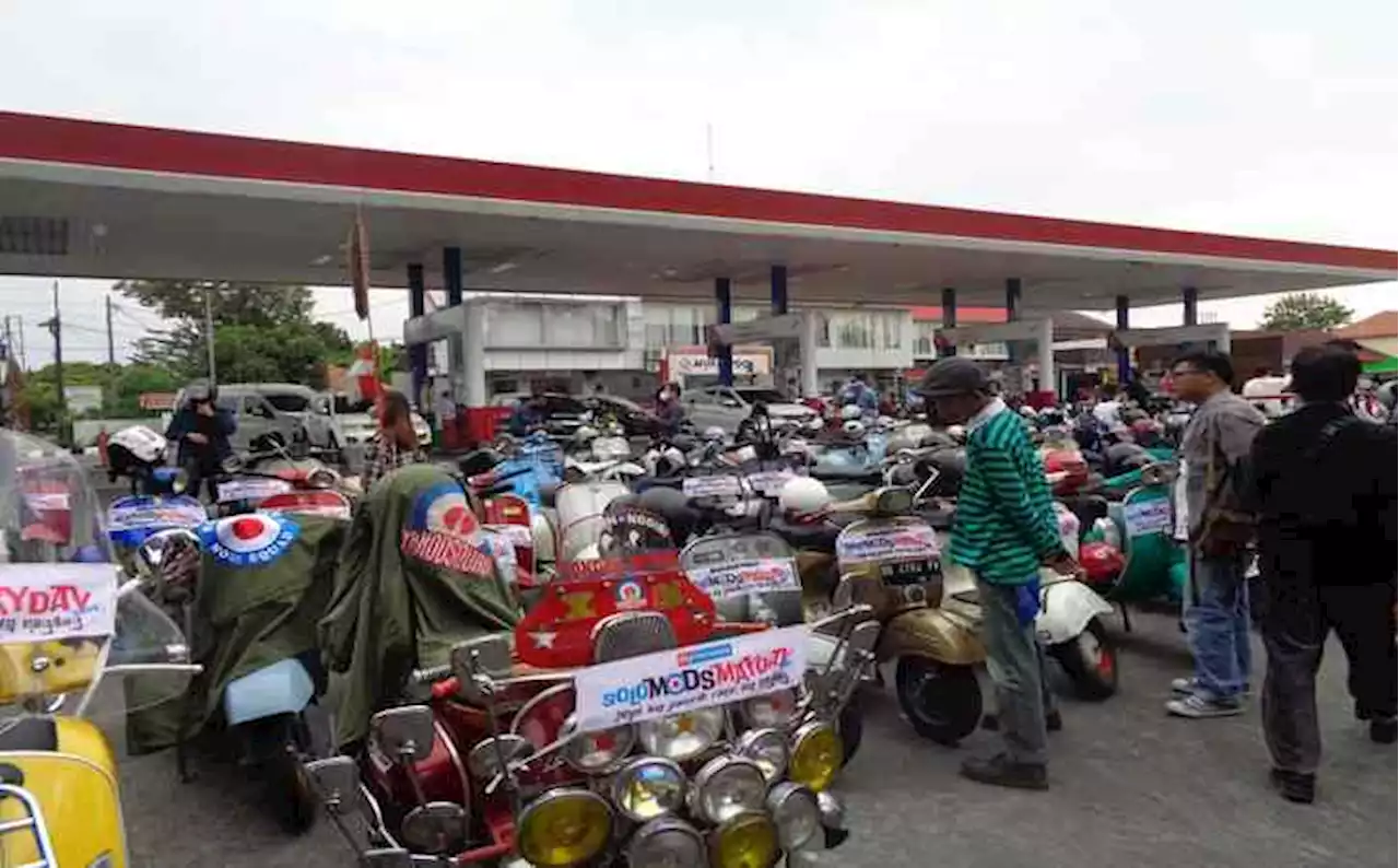 Seru-seruan Konvoi Keliling Solo, 500-an Pencinta Vespa Didorong Pakai Pertamax