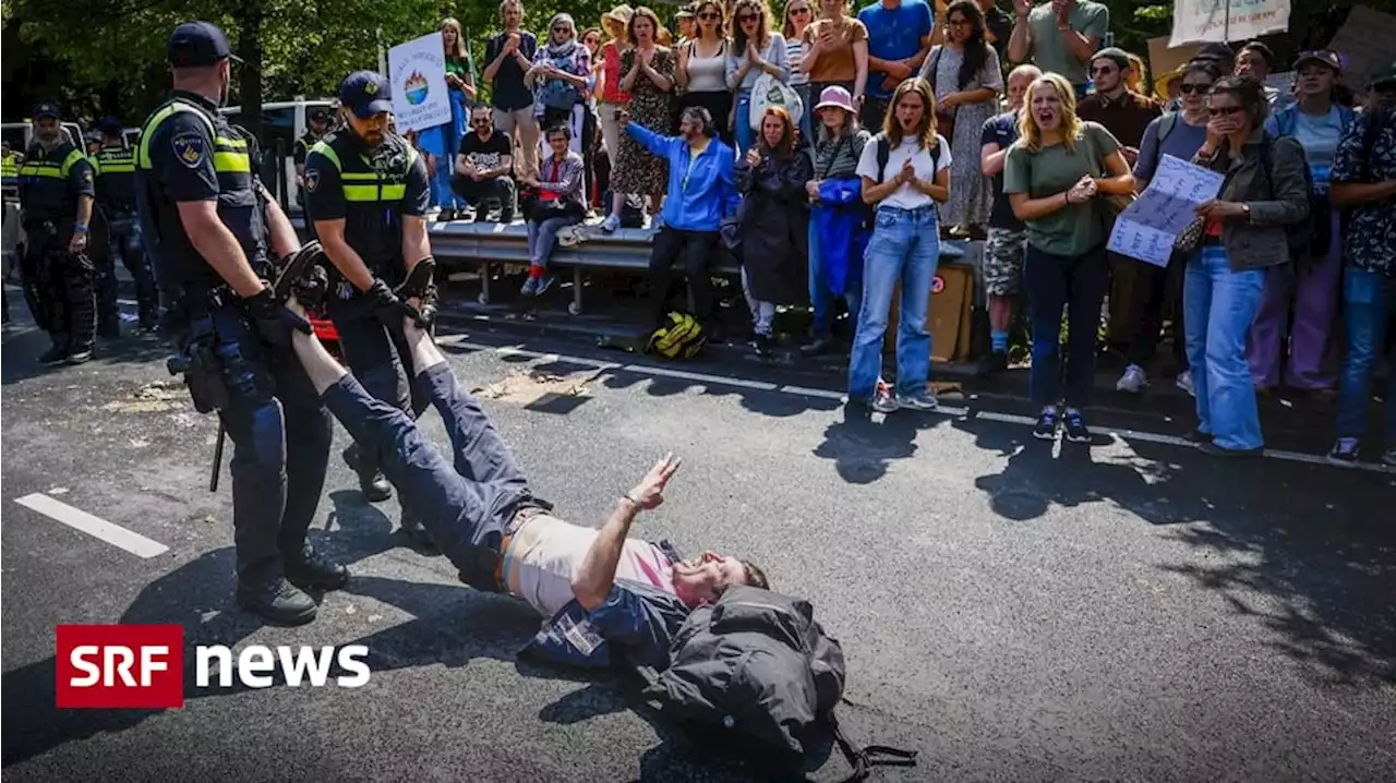 Blockade Autobahnabschnitt - Über 1500 Festnahmen nach Klima-Demonstration in den Niederlanden