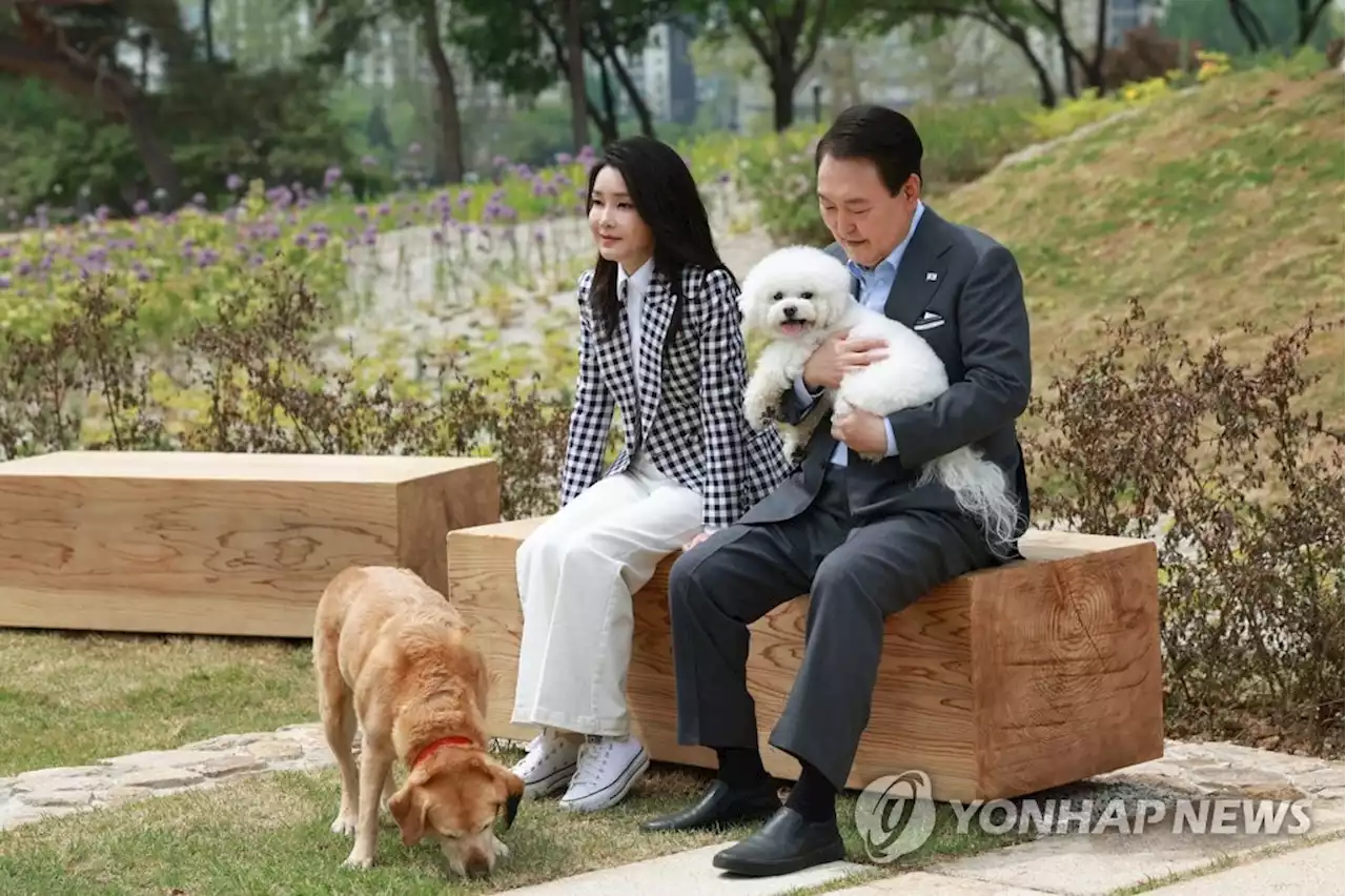 尹 '새롬이 아빠입니다' 김여사 '아이 가졌다 잃고 입양 시작' | 연합뉴스