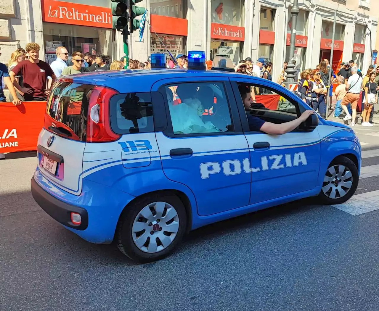 Sposa bloccata in auto per giro d'Italia, ad accompagnarla in chiesa ci pensa la volante