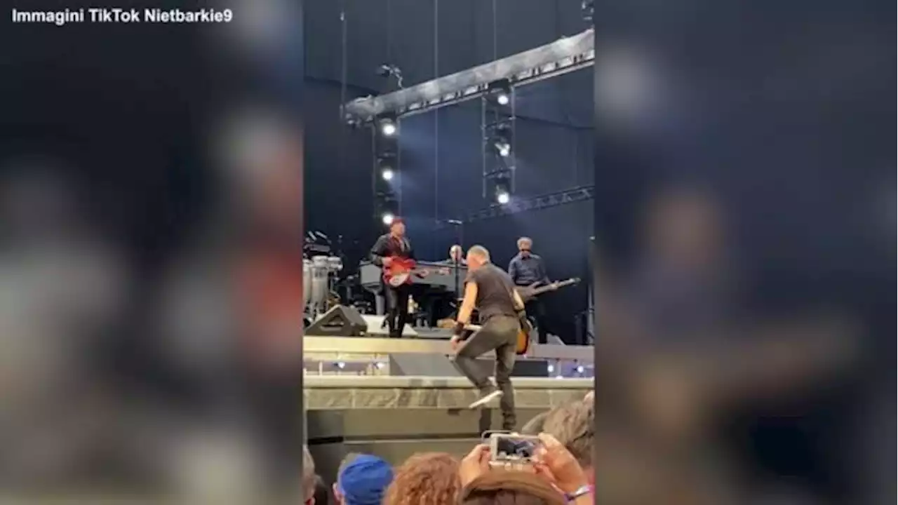 Bruce Springsteen inciampa e cade durante il concerto di Amsterdam - Spettacolo