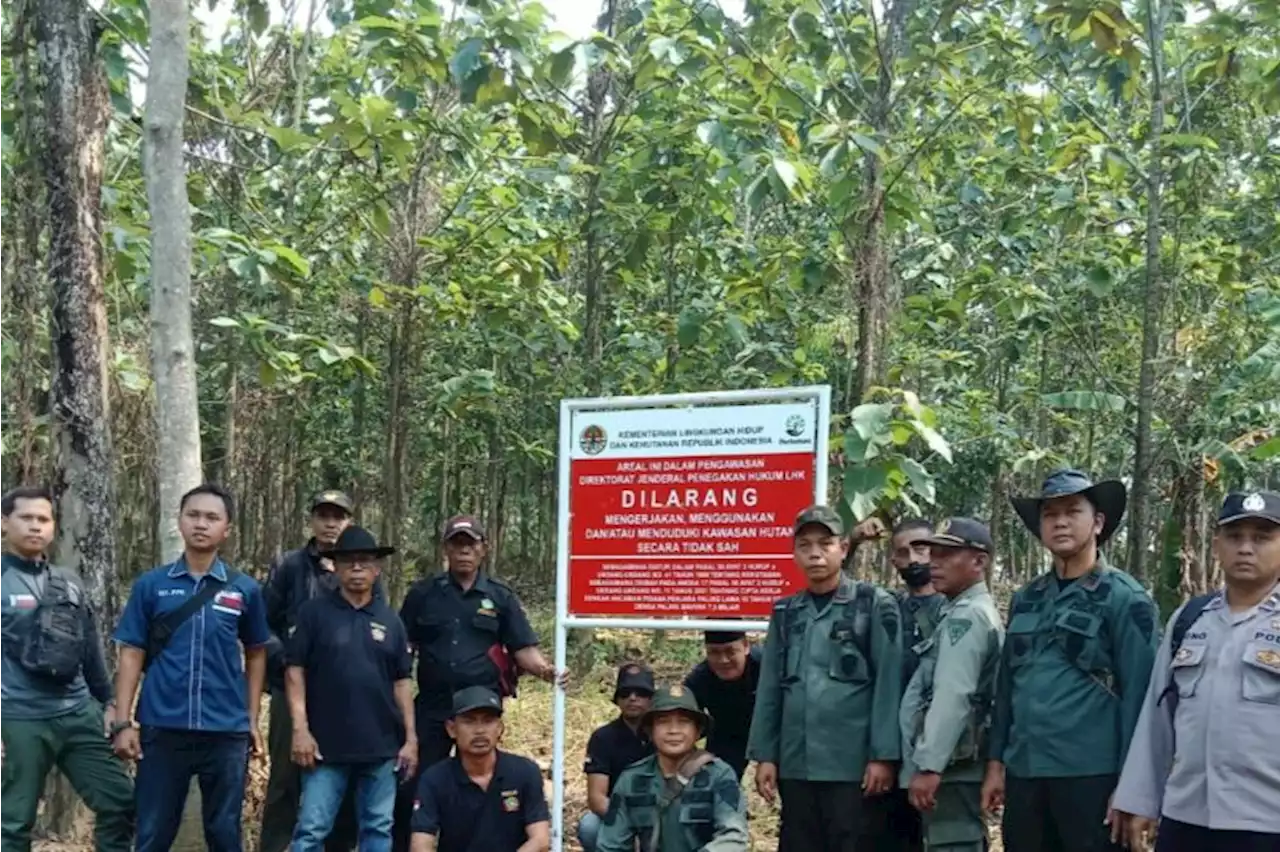 Perhutani Purwakarta pasang plang kawasan hutan di lahan sengketa