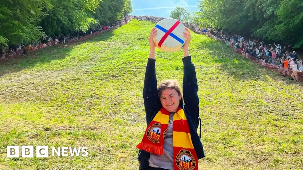 Cheese rolling race: Hundreds compete in Coopers Hill event