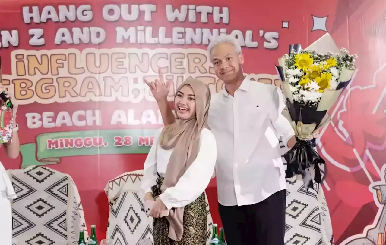 Bertemu Milenial dan Gen Z, Ganjar Dapat Bunga Matahari dari Tiktokers Cantik