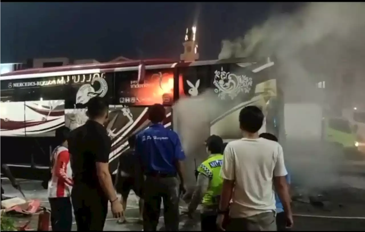 Bus Terbakar di Gerbang Tol Cikarang Barat Bekasi, Penumpang Panik