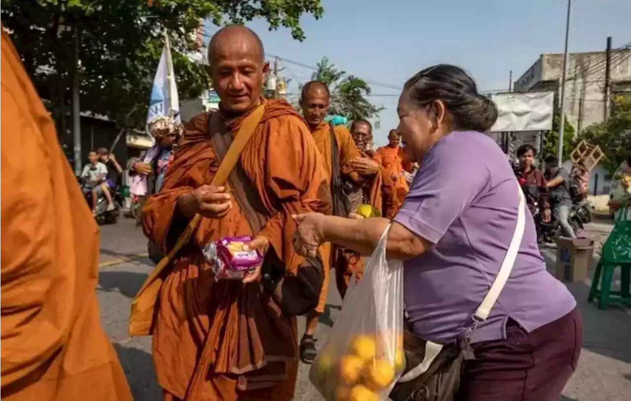 Tinggalkan Semarang, Biksu Jalan Kaki dari Thailand Menuju Ambarawa