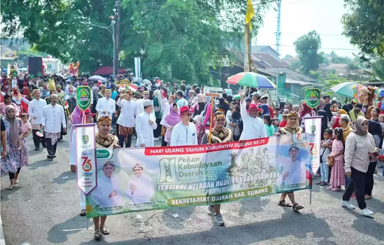 Warga Rebutan Hasil Bumi di Pawai Alegoris HUT Ke-75 Subang