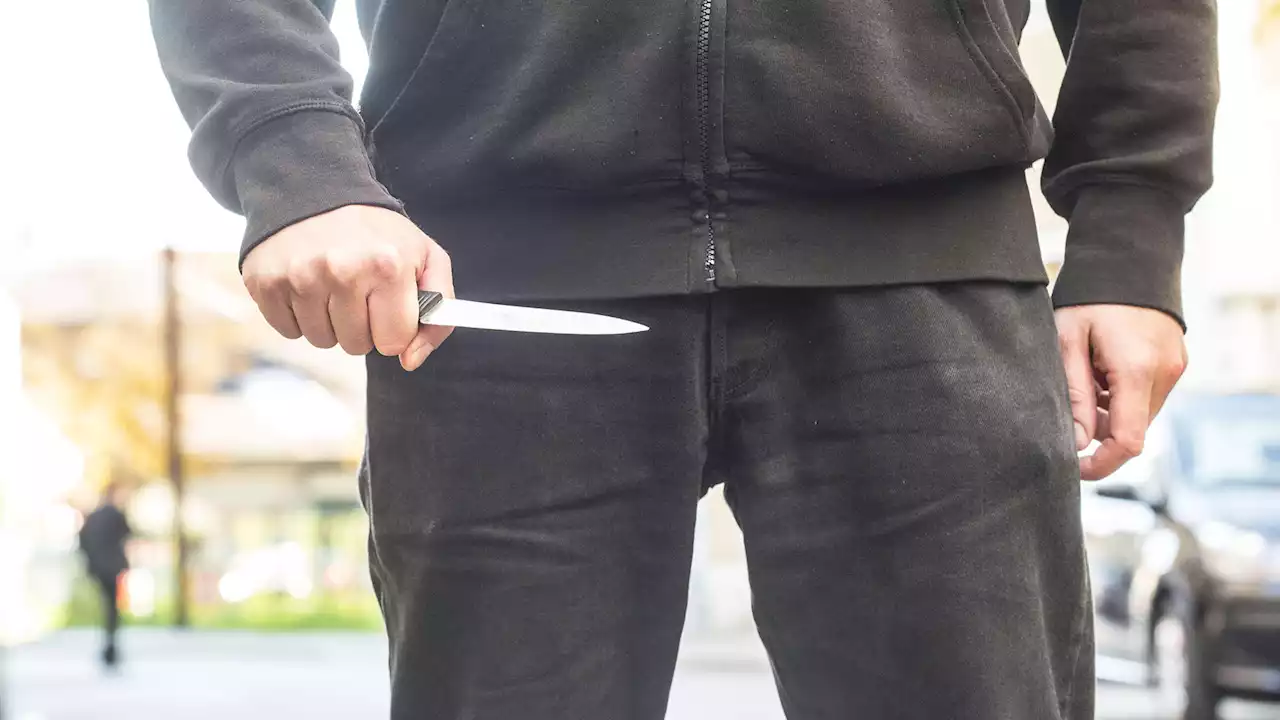 Jugendliche bedrohen Seniorin (83) mit Messer – doch die rückt kein Geld raus!