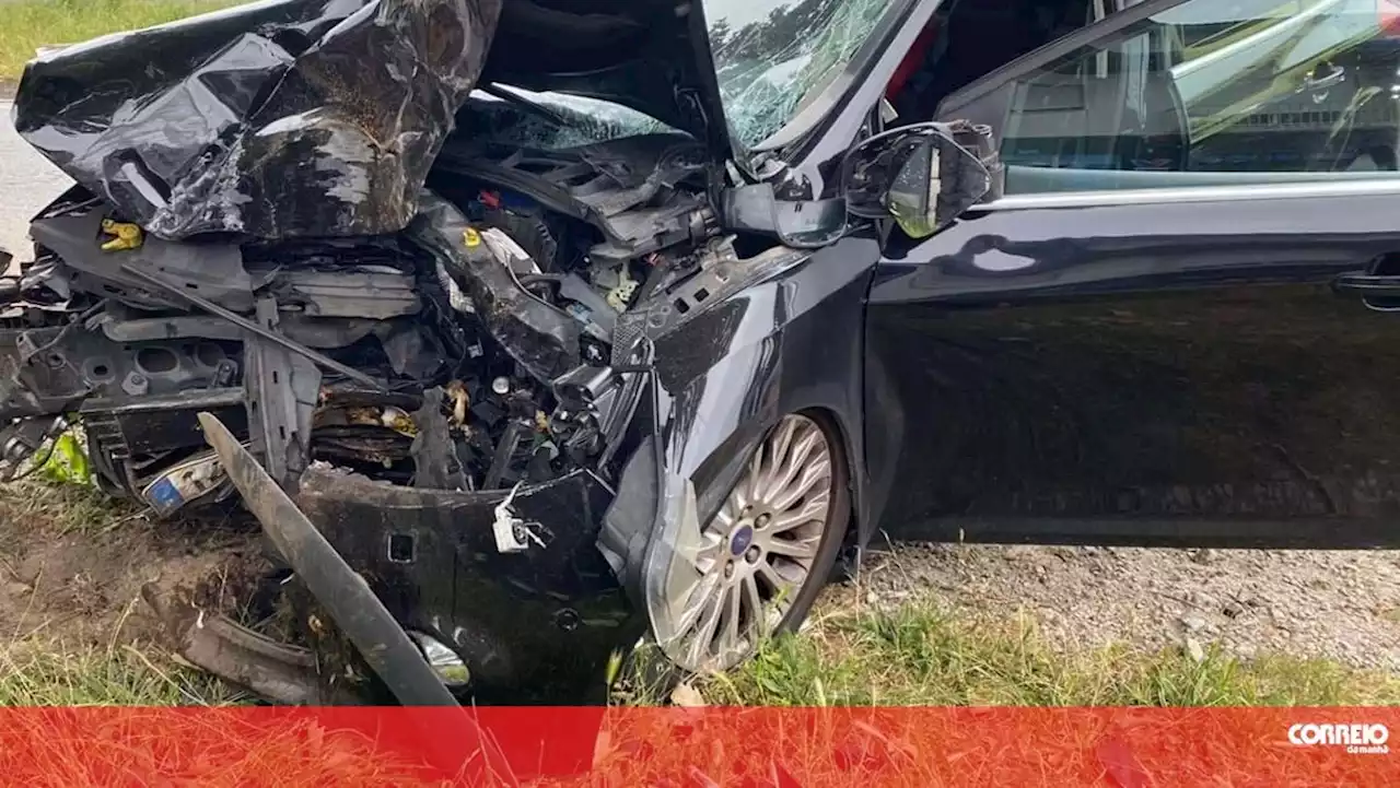 Mulher com ferimentos graves após despiste contra árvore em Valença