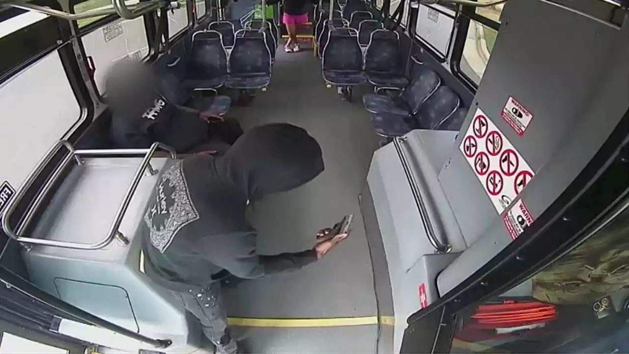 Conductor de autobús y un pasajero se enfrentan a tiros dentro del vehículo en movimiento