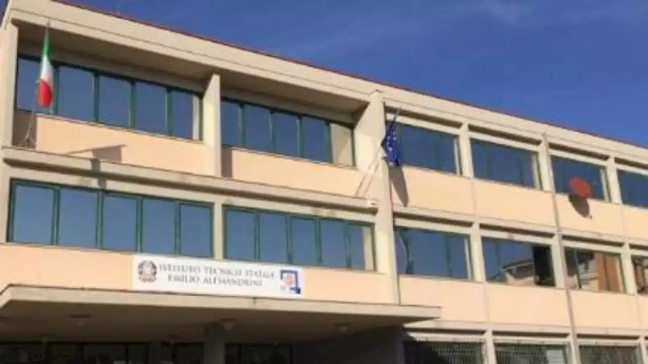 Abbiategrasso, studente 16enne accoltella professoressa a scuola: ricoverata in ospedale