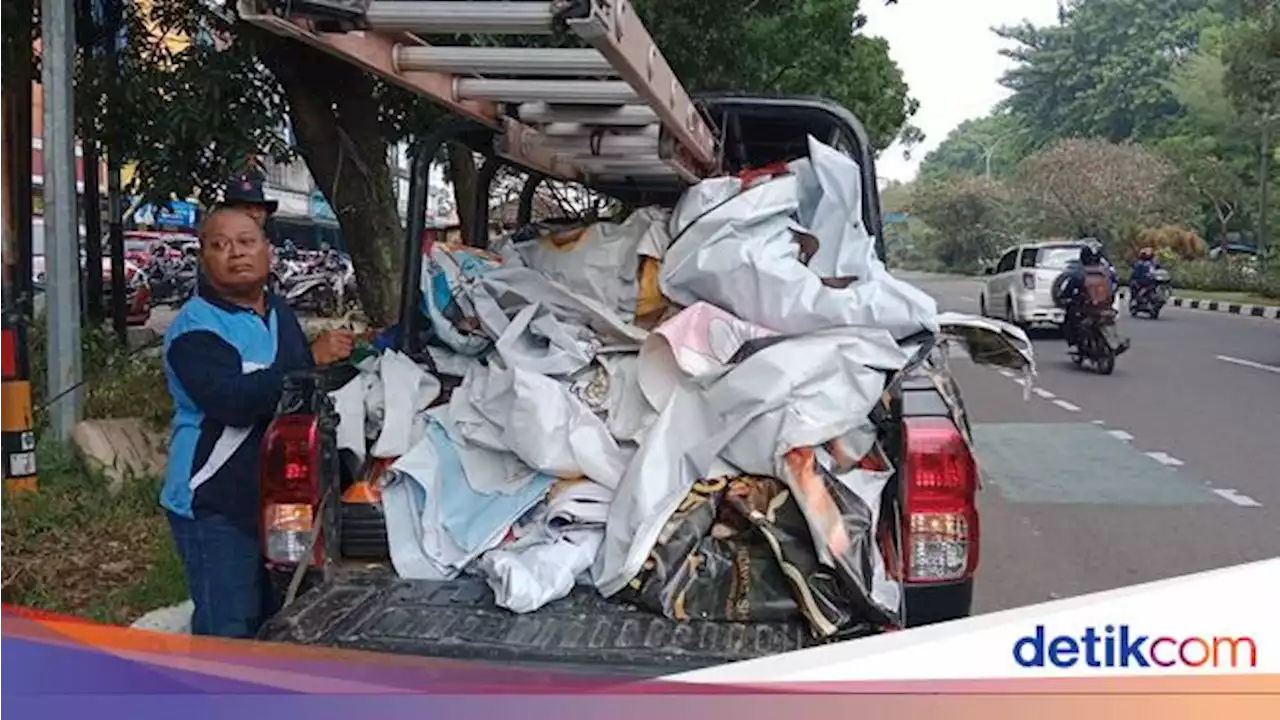 Tak Berizin, Ratusan Baliho Parpol-Caleg di Bogor Dibongkar Satpol PP