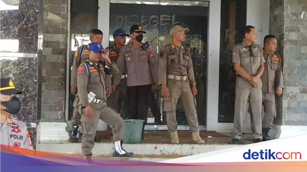 Warga Lempari Kantor Bupati Toraja Lumpur gegara Jalan Mappak Rusak Parah