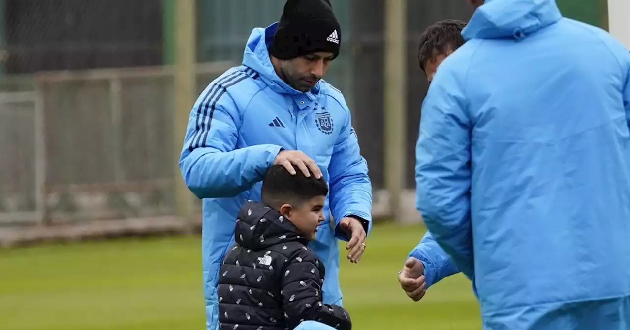 El mini Masche, la mascota de la Sub 20 en San Juan