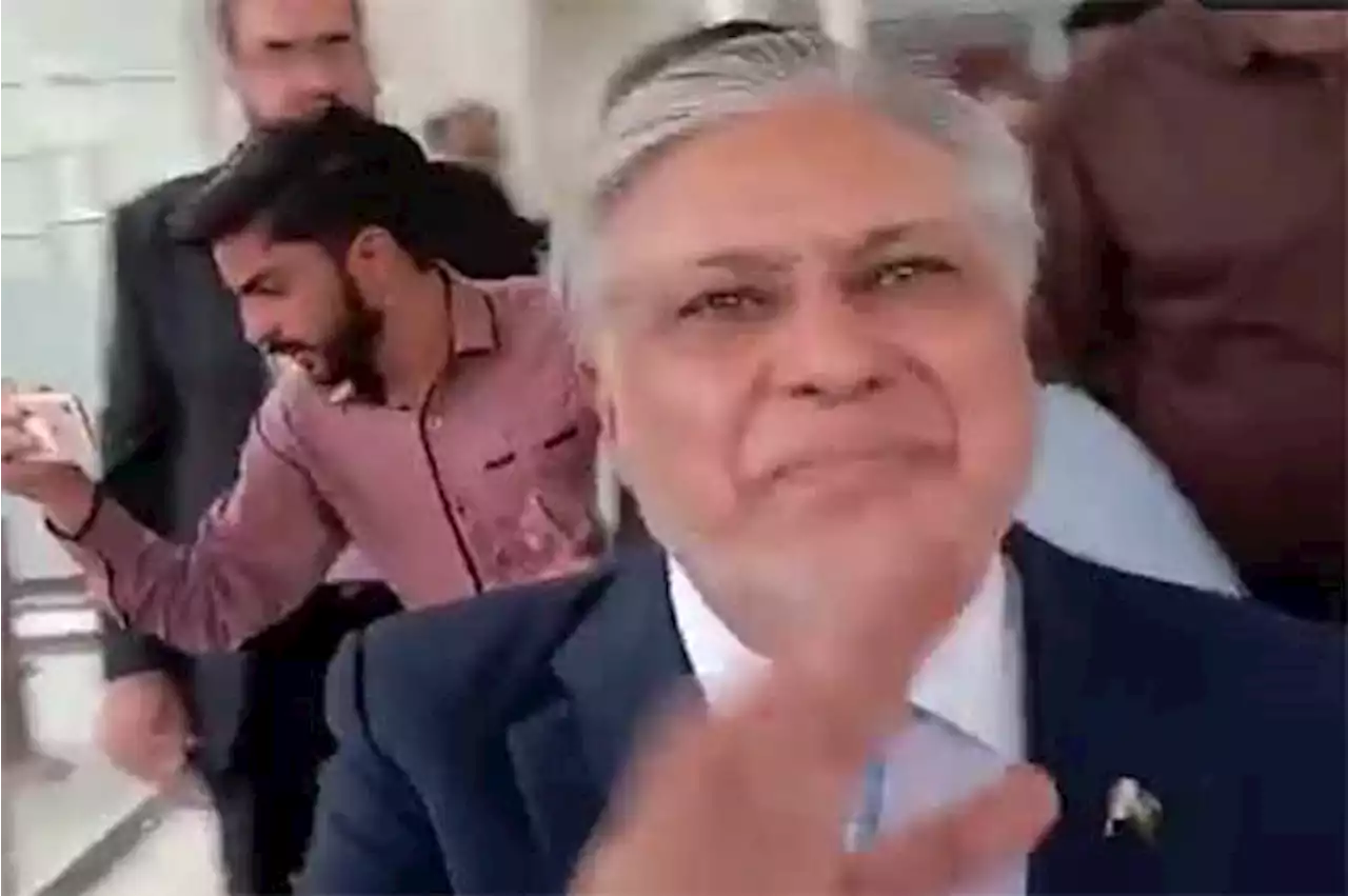 وزیر خزانہ اسحاق ڈار کا صحافیوں کے سوالوں پر نا گواری کا اظہار