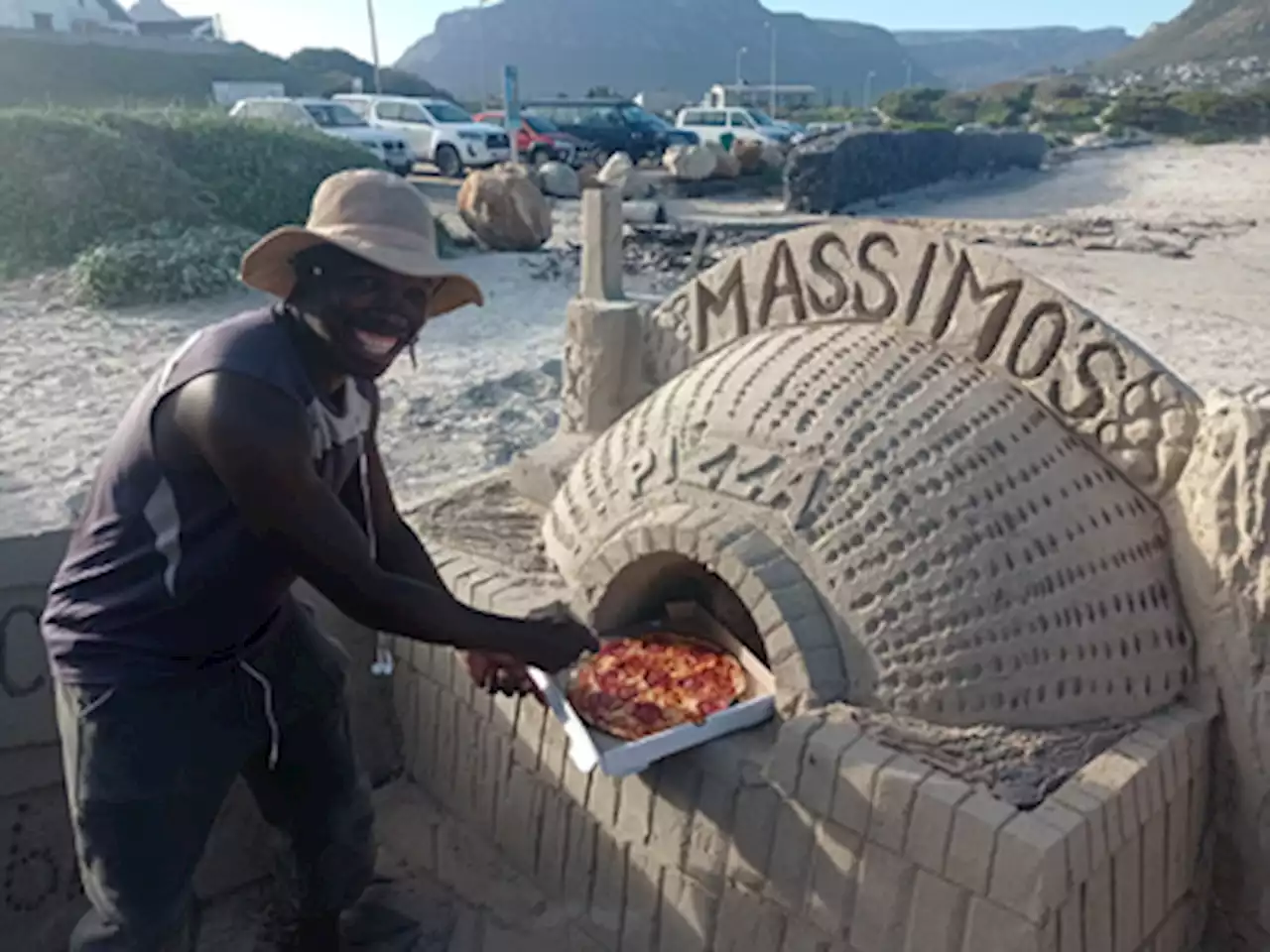 Beach sand sculptor makes a clever ad for pizzeria