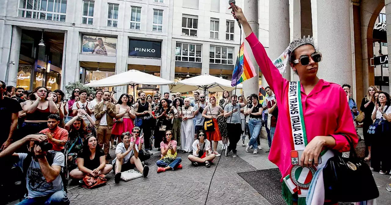 Manganellata dai vigili, manifestazione di solidarietà per Bruna: 'Trans lives matter'. Un'agente e attivista: 'Chiedo scusa' - Il Fatto Quotidiano