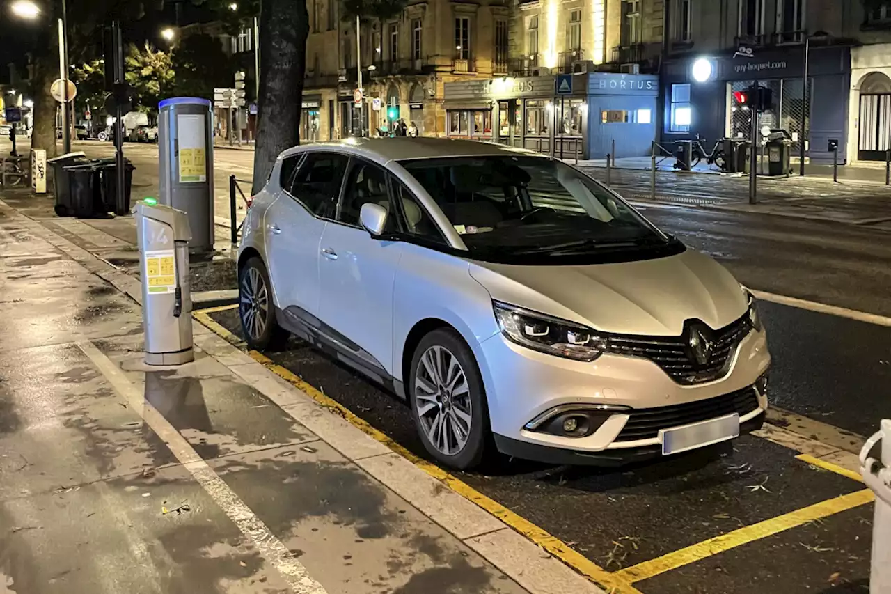 Oui, stationner sur une place dédiée à la recharge des voitures électriques peut vous coûter très cher