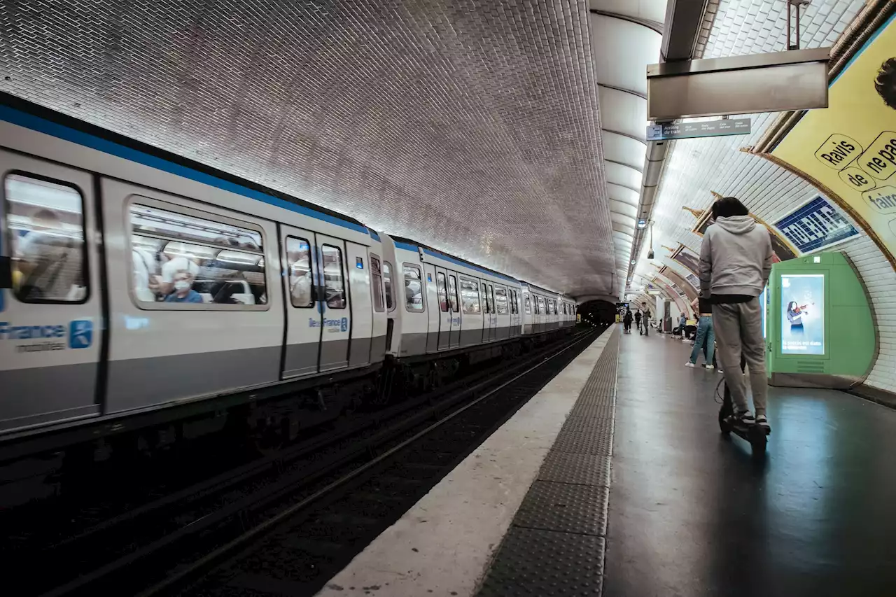 Prendre le métro à Paris, iPhone à la main : la perspective de 2023 est toujours là