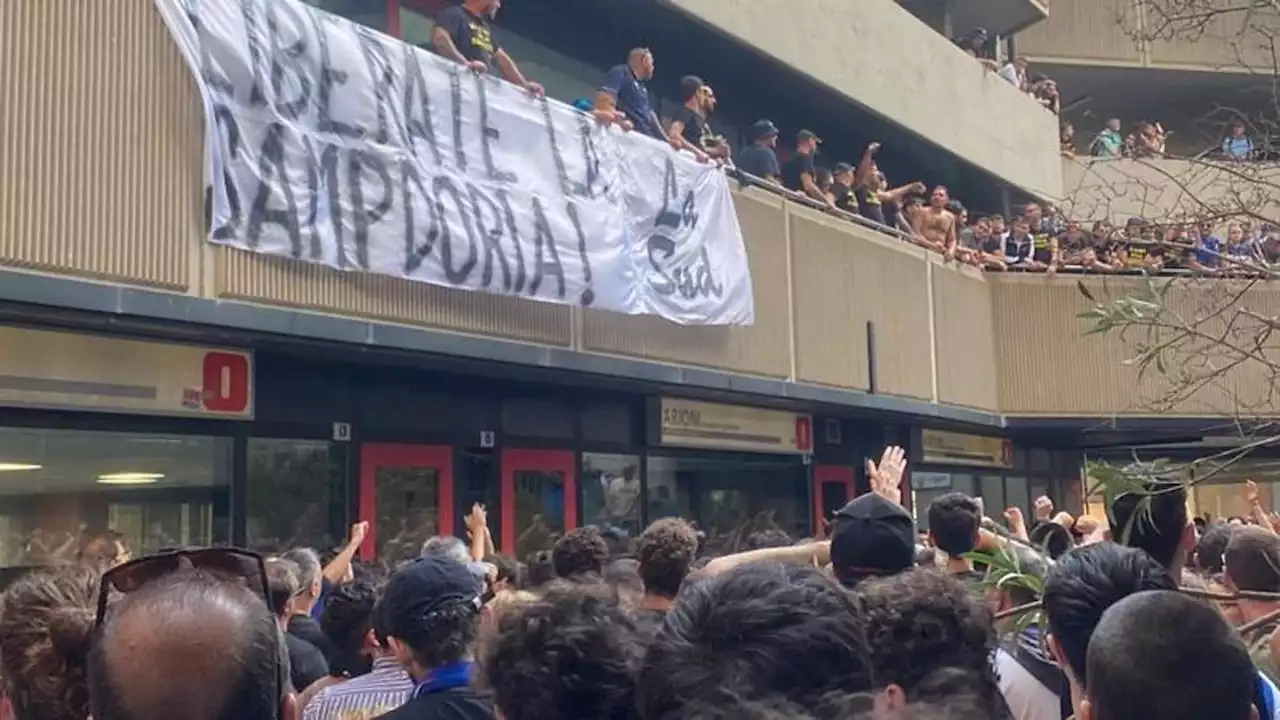 Tifosi furiosi, in mille protestano davanti alla sede: 'Giù le mani dalla Samp!'