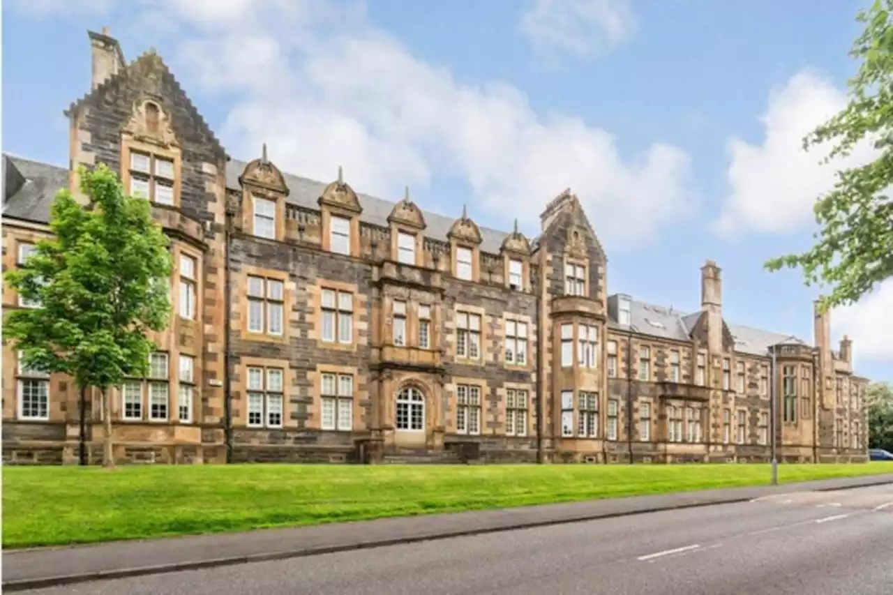 Immaculately presented flat for sale in impressive traditional sandstone building