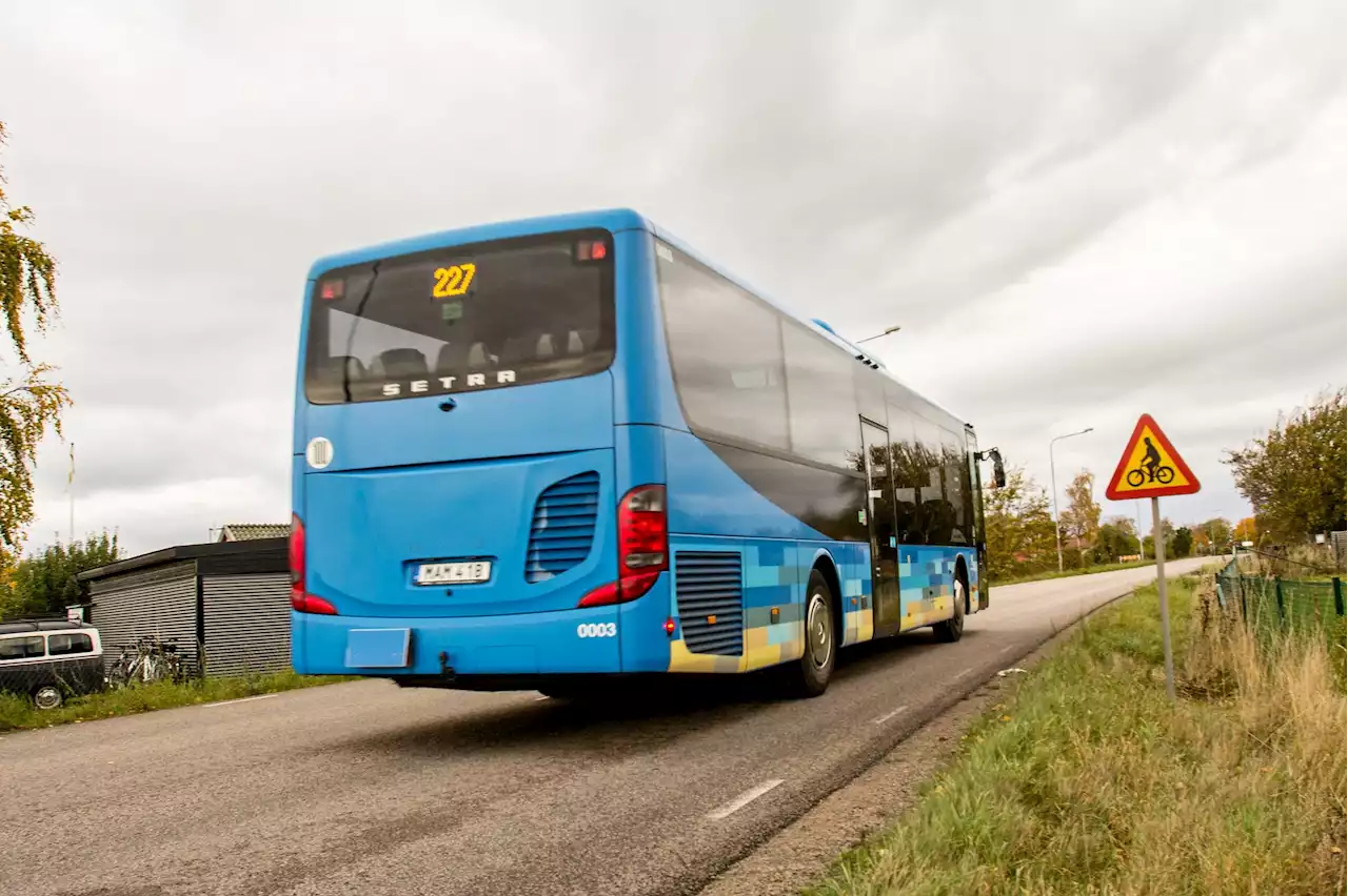 Hallandstrafiken vill stoppa gratis resor för lovlediga elever