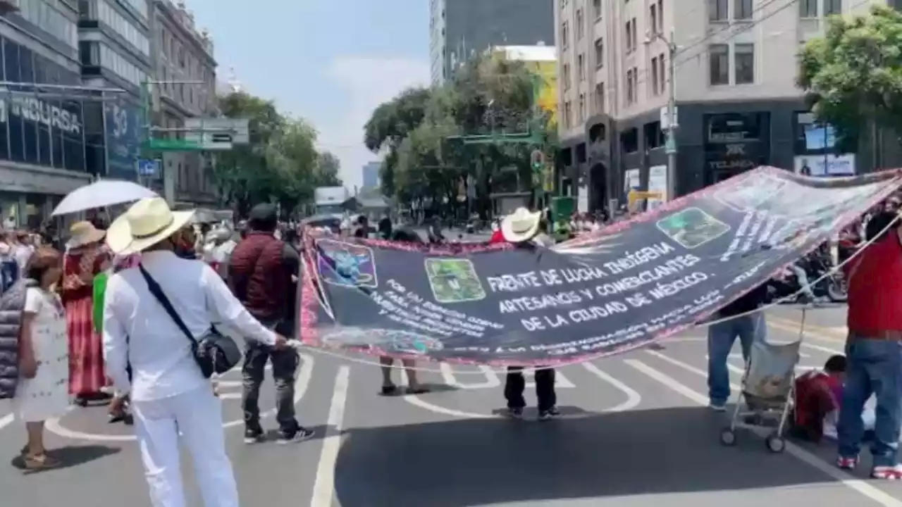 Artesanos bloquean Eje Central y Avenida Juárez, conoce las alternativas viales