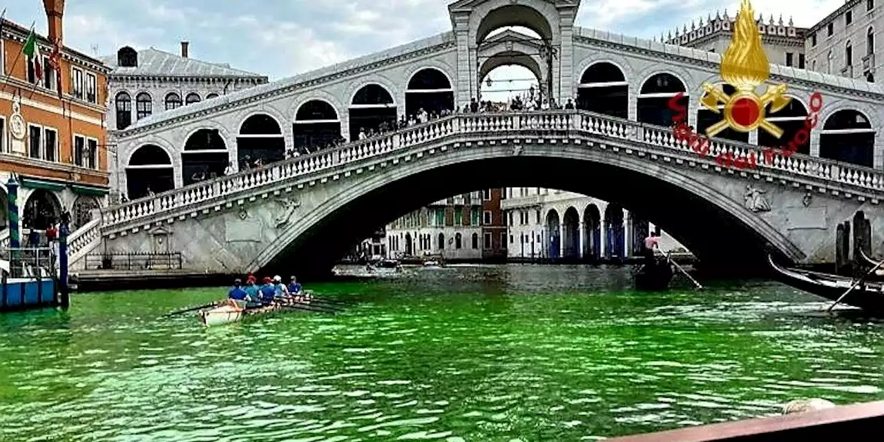 Wasser im Canal Grande giftgrün – keiner weiß, warum