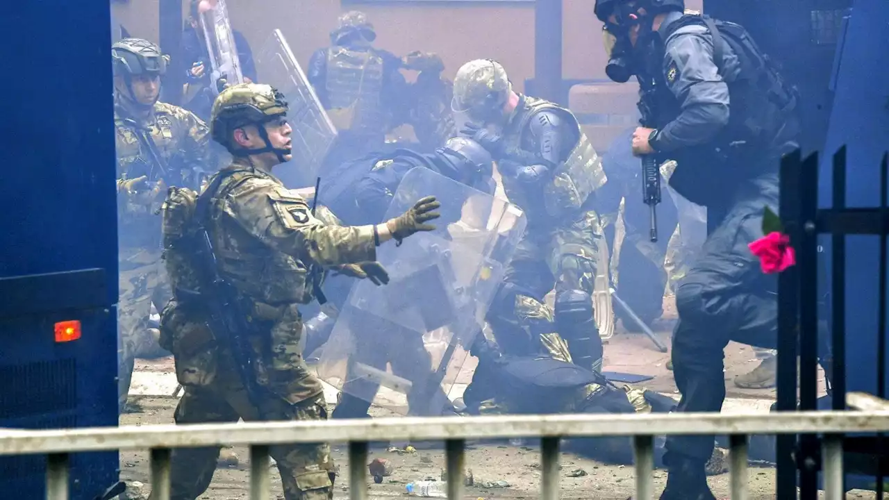 Kosovo, scontro tra truppe Nato e manifestanti serbi: feriti anche 11 militari italiani, tre sono gravi