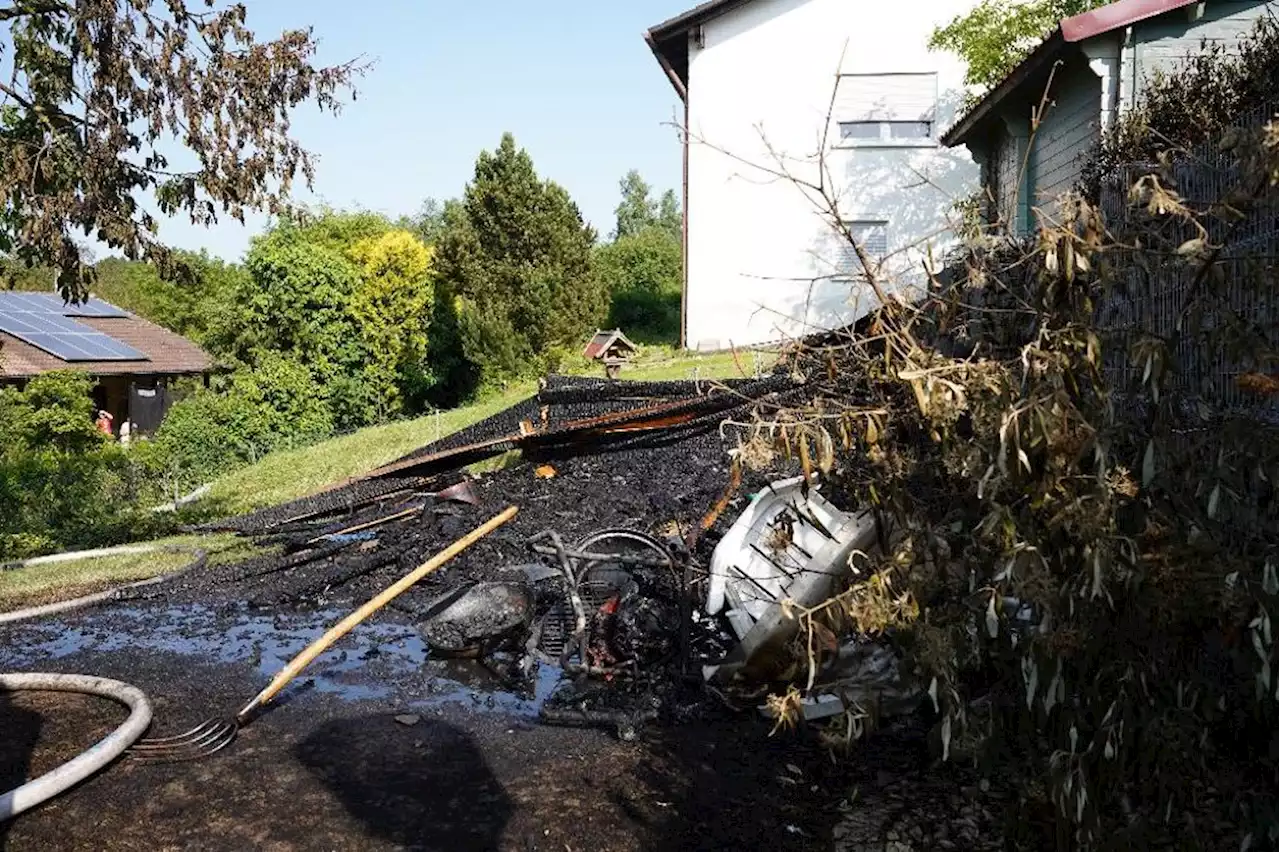 Nachbarin bemerkt Rauch: Gartenhäuschen in Aidenbach brennt komplett aus - idowa