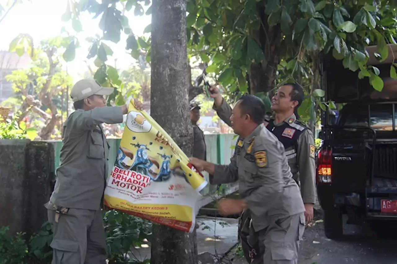 Satpol PP Kota Kediri Tertibkan Reklame Ilegal