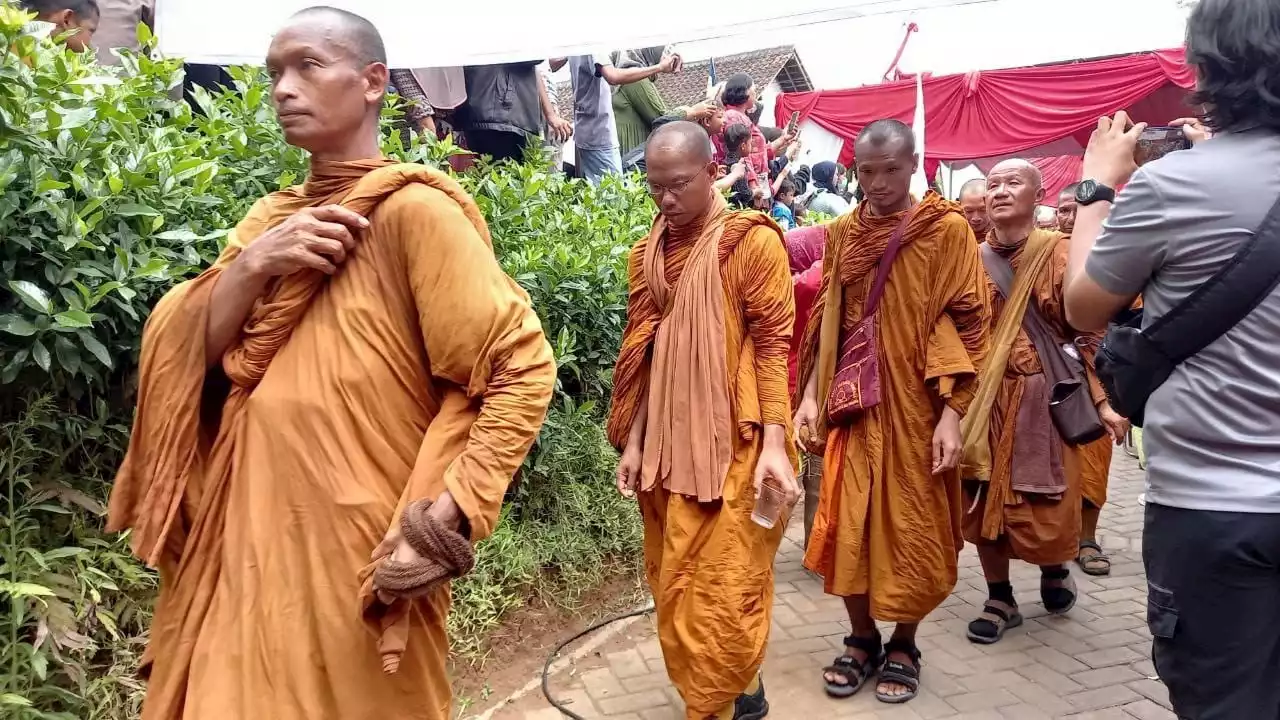 Rombongan Biksu Thudong Singgah di Kota Semarang, Ada Sambutan Hangat, Berkesan