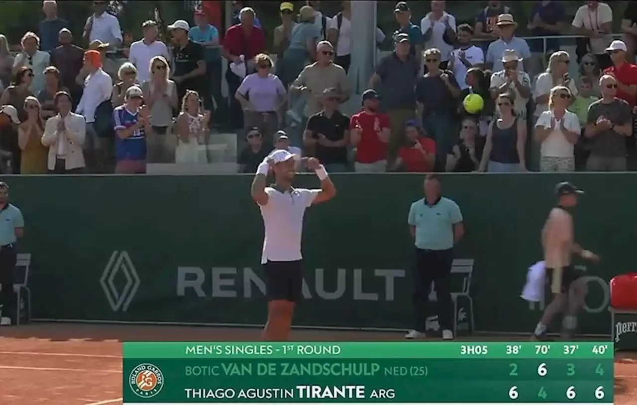 Thiago Tirante le ganó a Botic Van De Zandschulp en el debut de Roland Garros y vivió una situación particular sobre el final