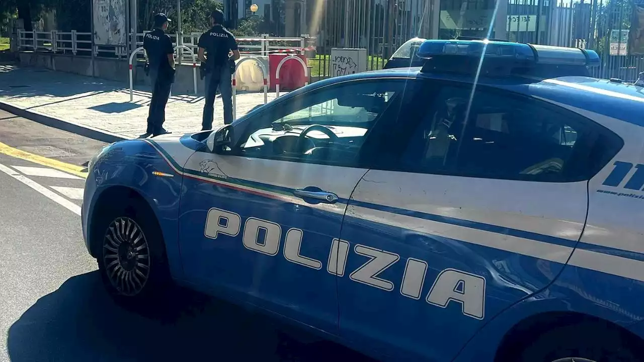 Il mistero del cadavere decomposto ritrovato nel bagagliaio di un’auto nel quartiere Aurora