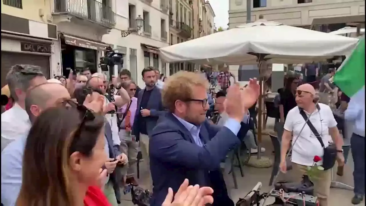 Vicenza, eletto Possamai: la festa al comitato elettorale e gli abbracci in piazza con i cittadini