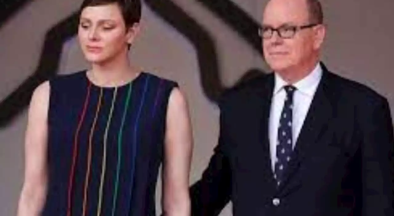 Charlene di Monaco cambia look. Via il biondo: capelli castani e abito arcobaleno alla premiazione del Gp di Monacp