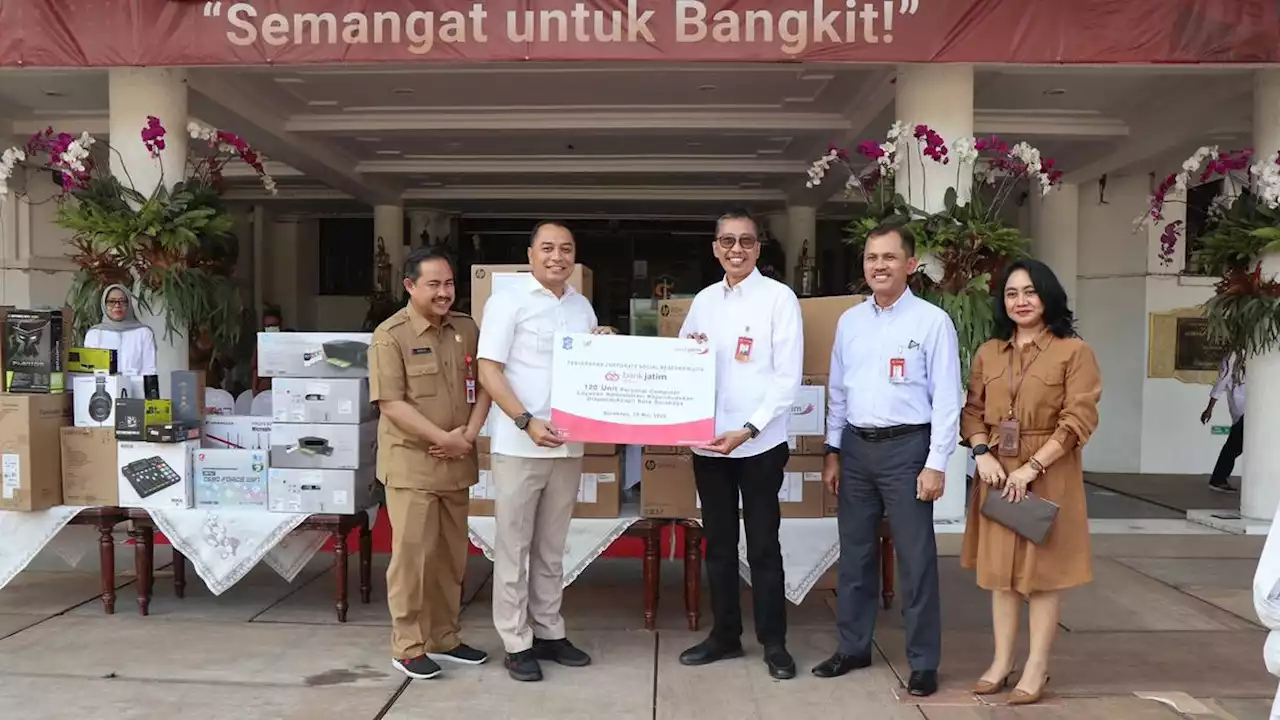 Bank Jatim Serahkan Bantuan CSR Berupa 120 Unit Komputer ke Pemkot Surabaya