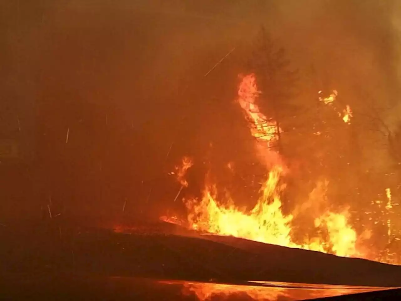 Videos show terrifying escape from 'apocalyptic' Nova Scotia wildfire