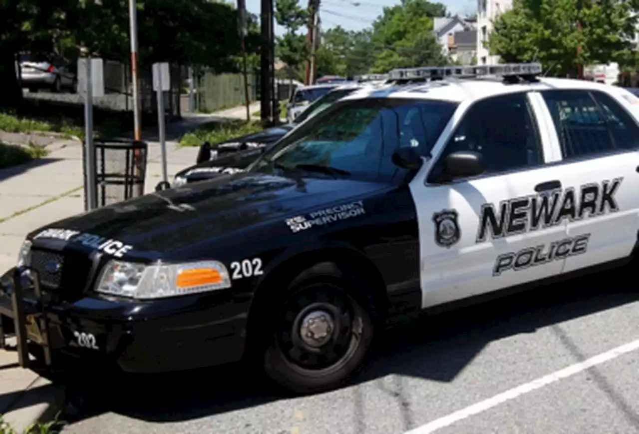 1 killed, 1 injured in shooting next to Newark park, cops say