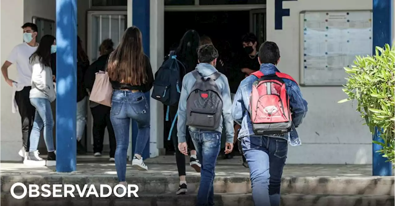 Alunos chamados para fazer exames em dias de feriado municipal