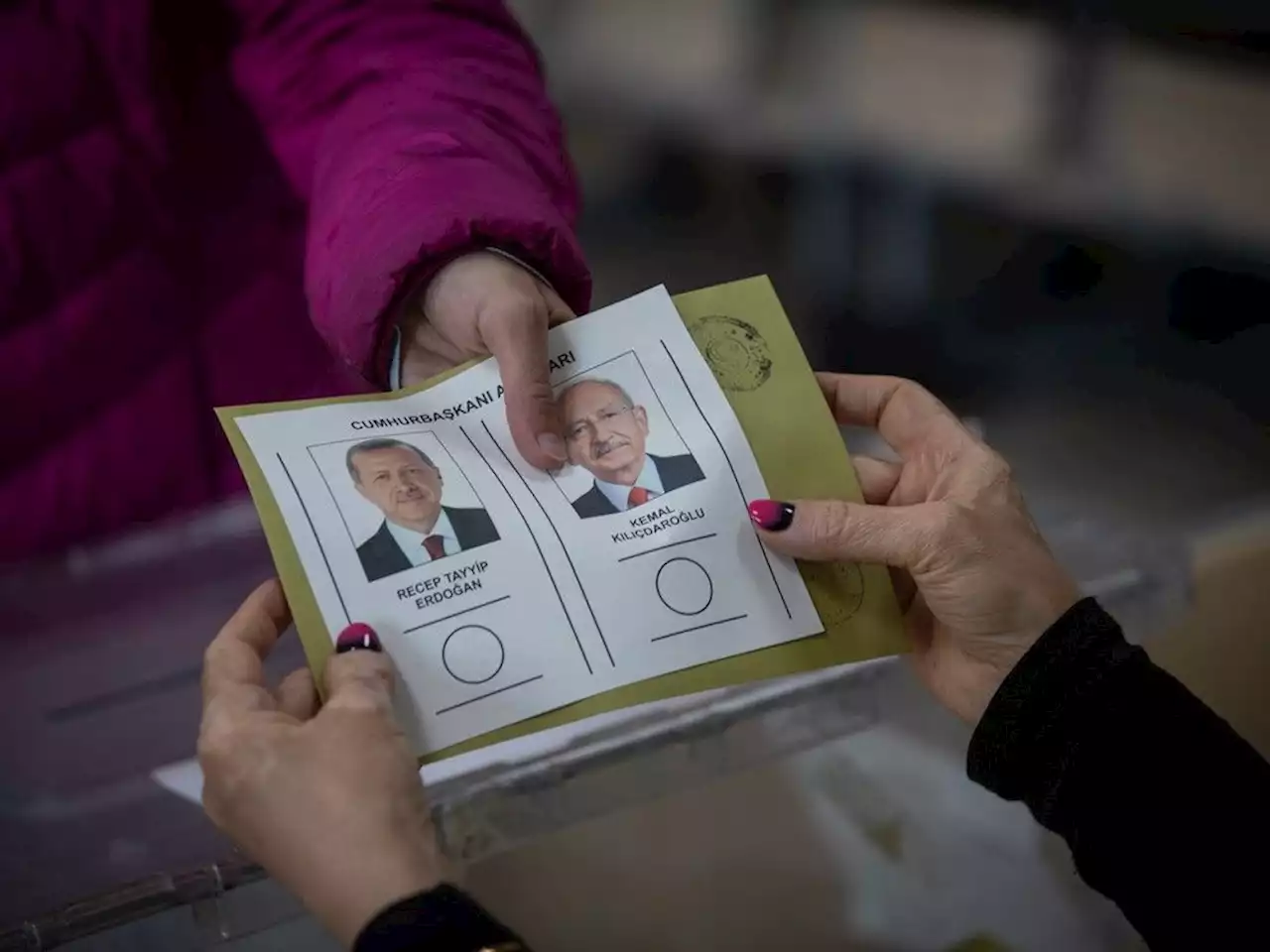 Turkey votes in election runoff, Erdogan well placed to sustain rule