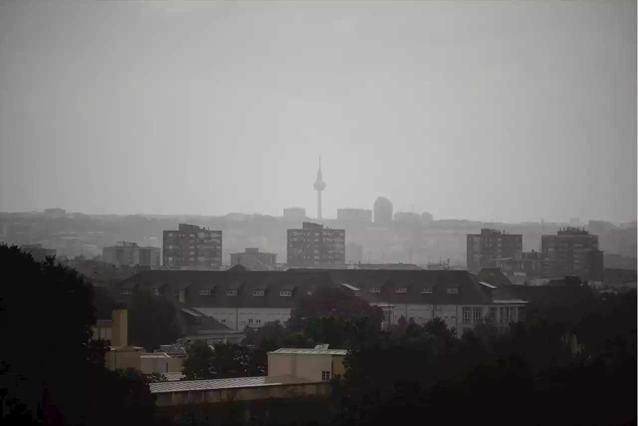 Una fuerte tormenta en Madrid provoca inundaciones en varias líneas de Metro y cortes de carreteras