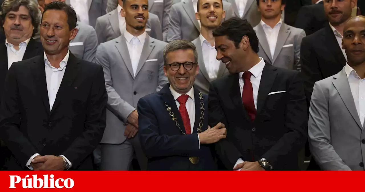 Na Câmara de Lisboa, Carlos Moedas prestou-se a “15 minutos à Benfica”