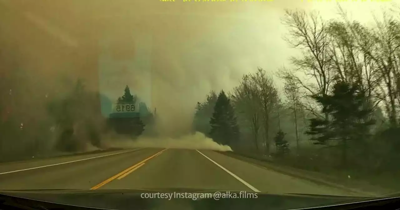 Canada. L’auto passa attraverso l’incendio, il video dalla dash cam