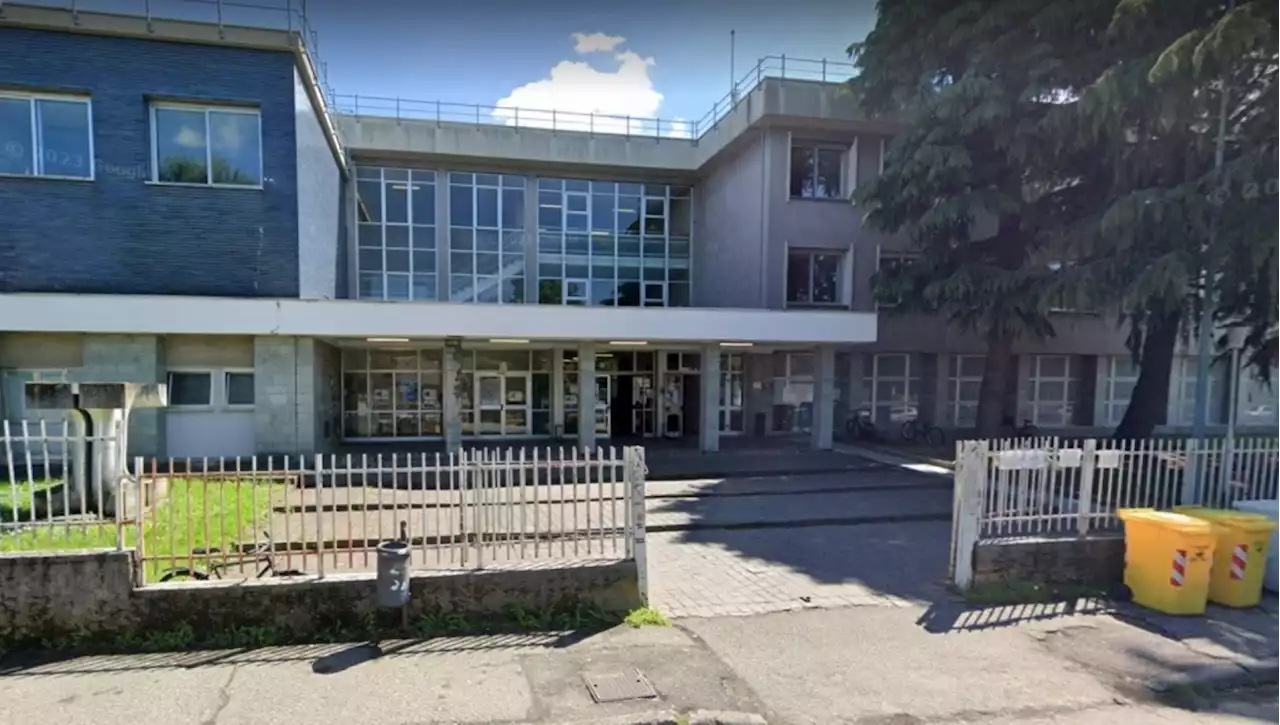 Abbiategrasso, accoltella una professoressa e minaccia gli altri studenti con una pistola giocattolo: fermato un 16enne